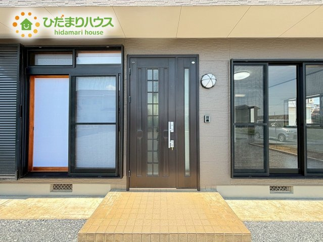 高級感のある玄関ドアが目を引く、お洒落な和モダンのアプローチです！段差が少なく、小さなお子様からお年寄りまでスムーズに出入りできます♪両脇の窓から自然光が入り、足元も明るく安心です！