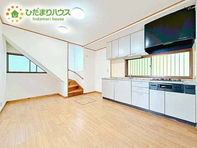 陽の光がたっぷり降り注ぐ、明るいLDK空間。木目の優しい雰囲気で、家族団らんのひとときを包み込んでくれます。