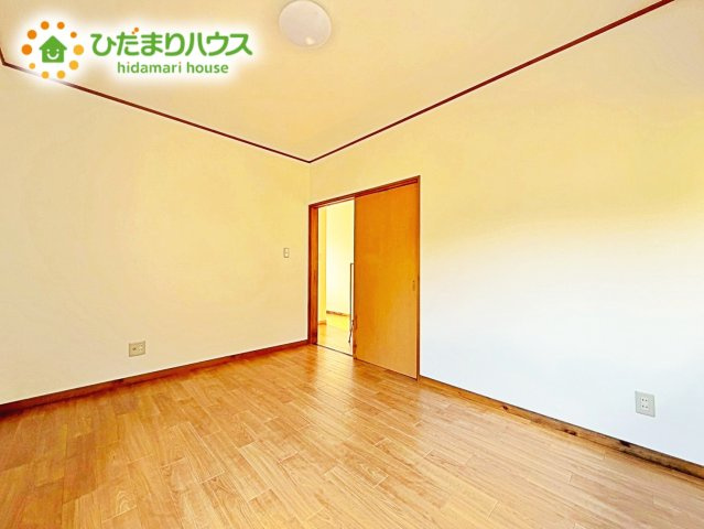 洗練された空間にやわらかい光が差し込み、お気に入りの家具や小物が映えます。
