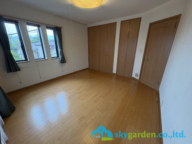 明るく眺めも良いお部屋です