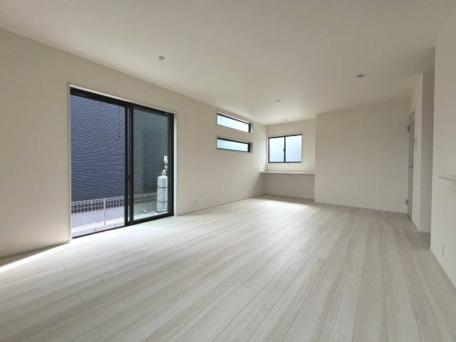 20帖の広々LDKです。大きなソファやおしゃれなダイニングセットなど、お気に入りのインテリアで家族団らんの時間がより一層充実して過ごせます。