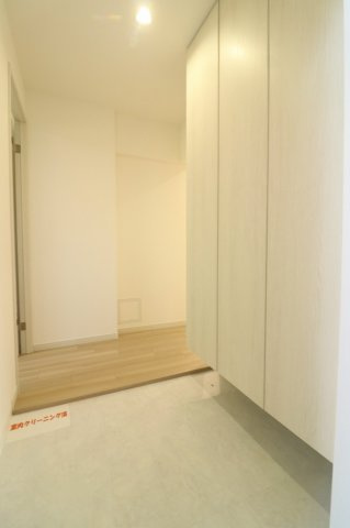 玄関にはトールタイプのシューズボックスを設置。靴をたっぷり収納でき、玄関まわりをすっきりと保てます。来客時も印象の良い、清潔感ある空間を演出します。