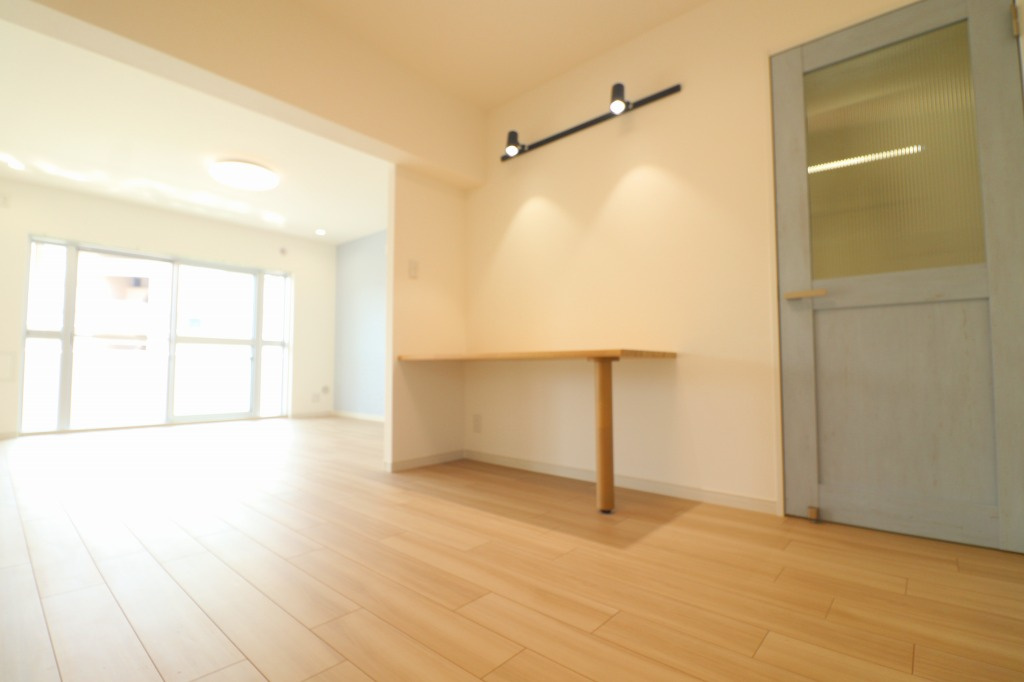 おしゃれなカラーの建具やアクセントクロス・照明器具が、室内をスタイリッシュに演出します。