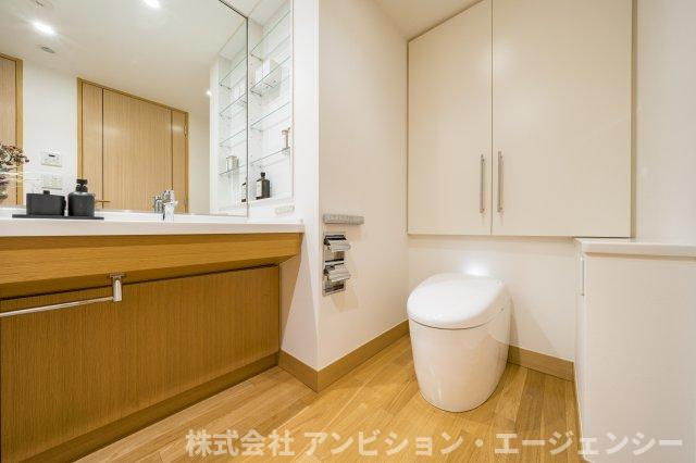 タンクレス採用のトイレなので掃除しやすくいつでも清潔。
