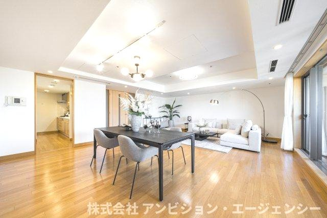 ご家族みんながゆったりくつろげる広々リビングです。