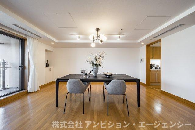 明るい日差しが入る風通しの良いリビングです。