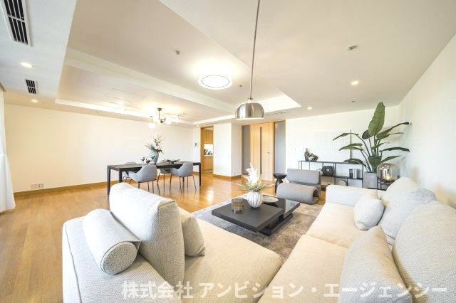 明るい日差しが入る風通しの良いリビングです。