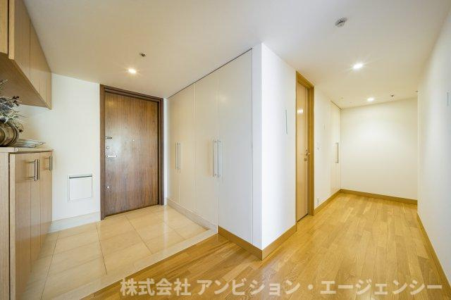 綺麗で明るい玄関でお客様をお迎えいただけます。