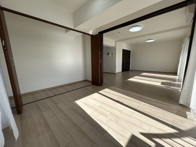 リビング横の洋室は開放感が増します。
