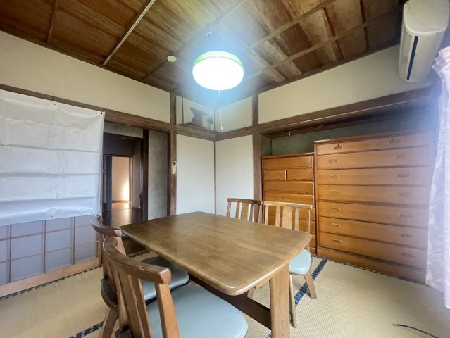 木のぬくもりを感じられる落ち着いた和室空間。天井や柱の風合いが味わい深く、ゆったりとした時間を過ごせます。床の間や収納も備わっており、客間としても活用可能。エアコン設置済みで一年を通して快適に！