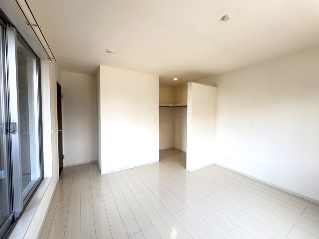 2階　約7.7帖　南向きで窓から陽が入り明るいお部屋です！