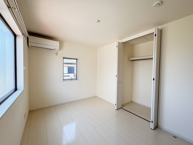 2階　約6帖　2面採光で開放感あるお部屋です！