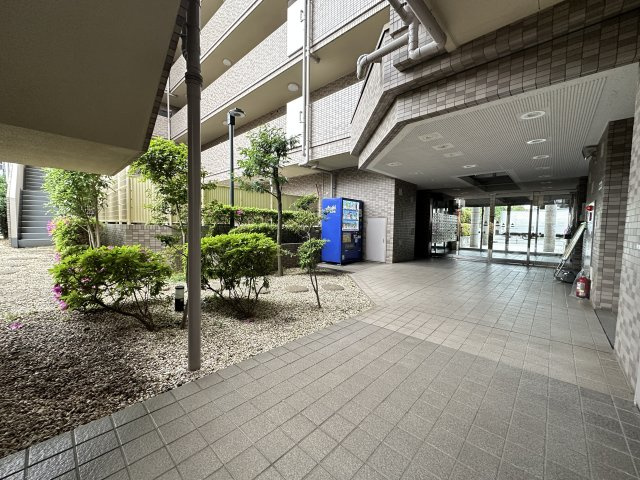 広いエントランス付近には、自販機があり便利ですね。