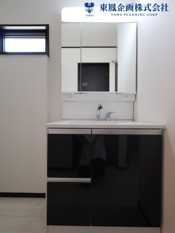 収納力のある3面鏡付き洗面台