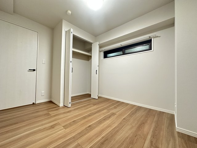 洋室は収納もたっぷりあり、広さも十分ありますので使い勝手のよさそうなお部屋です。