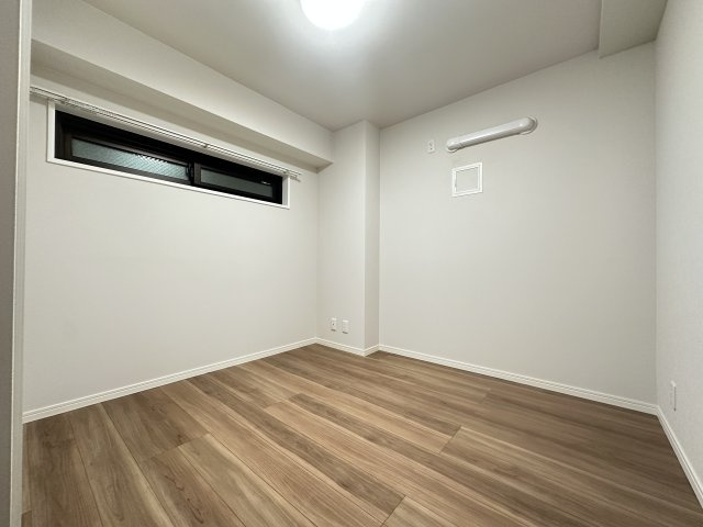 エアコンも設置でき、快適なお部屋となりそうな広さのある5．3帖の洋室です。