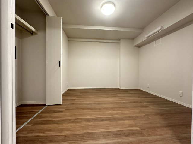 リビング横の洋室はリビングからも目が行き届き、お子様の個室としてお使いになられるのにもいいお部屋です