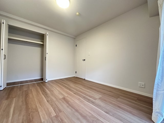 収納がたっぷりととれるクローゼットが備わった洋室は、家具のレイアウトもしやすいお部屋となります。