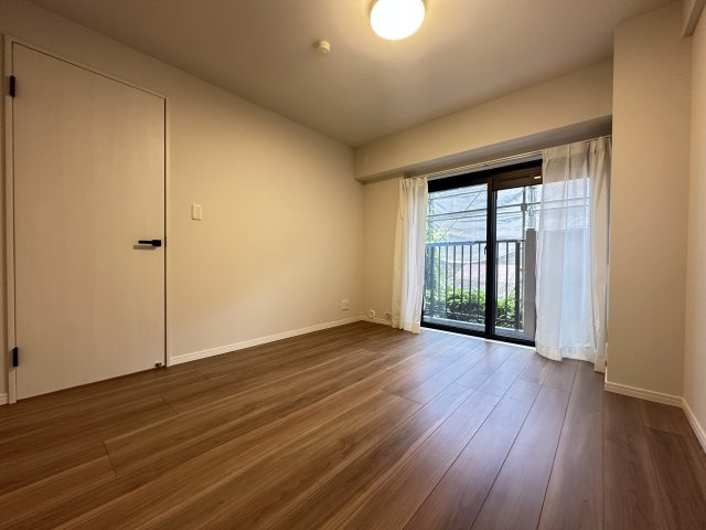大きな窓からたっぷりの日差しが降り注ぐ明るい室内です。目覚めの良い朝を迎えられそうですね。