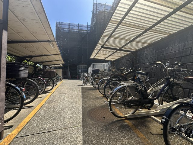 屋根付きの駐輪場で、綺麗に整頓されています。管理体制も良好です。