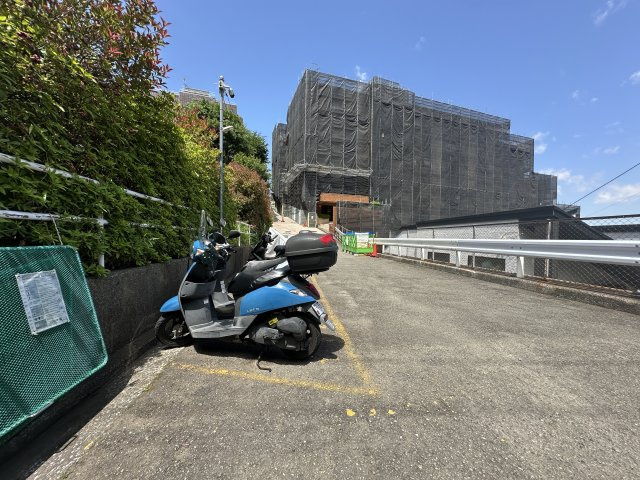 バイク置き場もあり、バイクを使われる方にとっては嬉しい設備です。