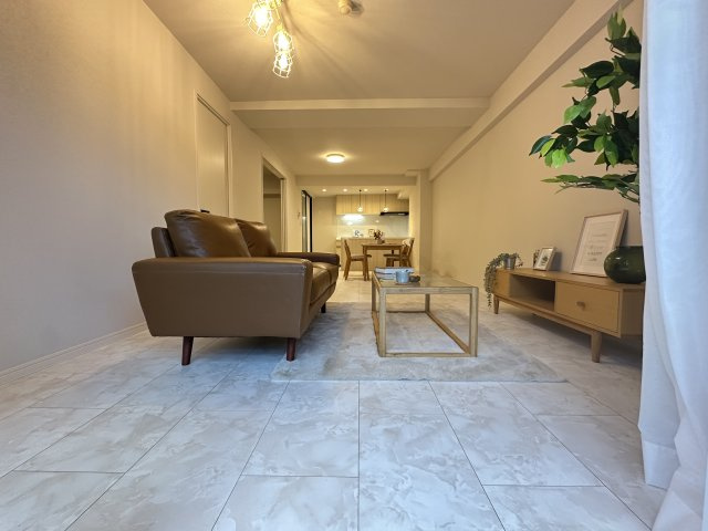 大理石調の床材で高級感があります。すっきりしていてどんな家具にも合う床材です。
