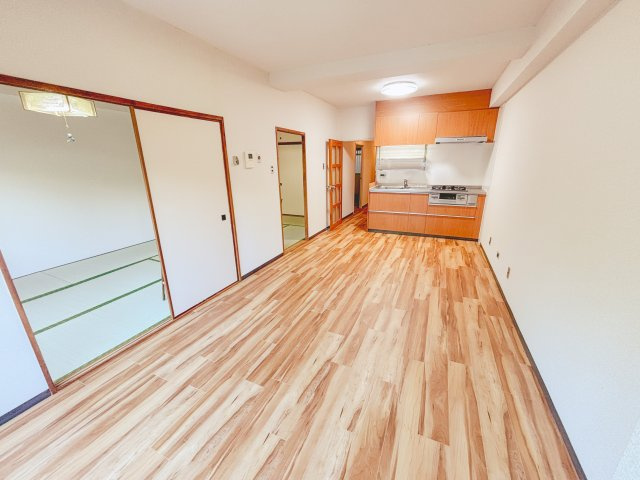 ■光と風があふれる開放的なリビングダイニングには自然と家族や友人が集まってきます。明るく穏やかな空気のなかで、日常の忙しさから解放される一瞬の癒しがあります。