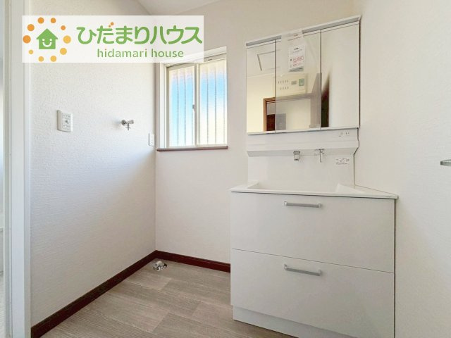 三面鏡の大きな鏡は憧れます(^^♪　鏡の後ろは収納となっていて、細かいものでも収納できるのでスッキリと整理できます！