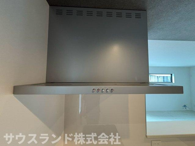 お手入れが簡単なレンジフードを備えたキッチンです！煙やニオイをしっかりと吸い込み、リビングに広がるのを防ぎます。フラットなデザインで拭き掃除もサッと済ませることができ、毎日の家事負担を軽減します♪