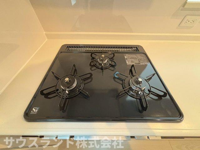 3口コンロでお料理の同時進行が可能なキッチンです！忙しい朝のお弁当作りや夕飯の準備も効率よく行え、毎日の家事の時短に繋がります。フラットな天板でお掃除もサッと拭くだけで簡単。いつでも清潔に保てます☆