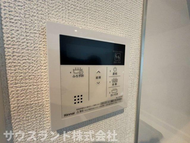 キッチンにいながらお風呂の準備ができる便利な給湯器リモコンです！家事の合間にボタン一つでお湯はりができるため、忙しい夕飯時の家事の時短に繋がります。毎日の暮らしを快適にサポートしてくれる設備です♪