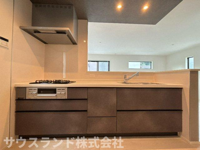 リビングを見渡せる開放的な対面式システムキッチンです！お料理やお片付けをしながらでも、リビングで遊ぶお子様の様子をしっかりと見守ることができます。自然とコミュニケーションが深まる温かいダイニング空間♪