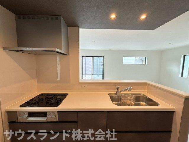 木目のデザインがインテリアによく馴染むお洒落なシステムキッチンです！作業スペースが広く、ご家族でお料理を楽しむのにもぴったり。大きなお鍋や調味料もすっきりと片付き、いつでも綺麗な状態をキープできます♪