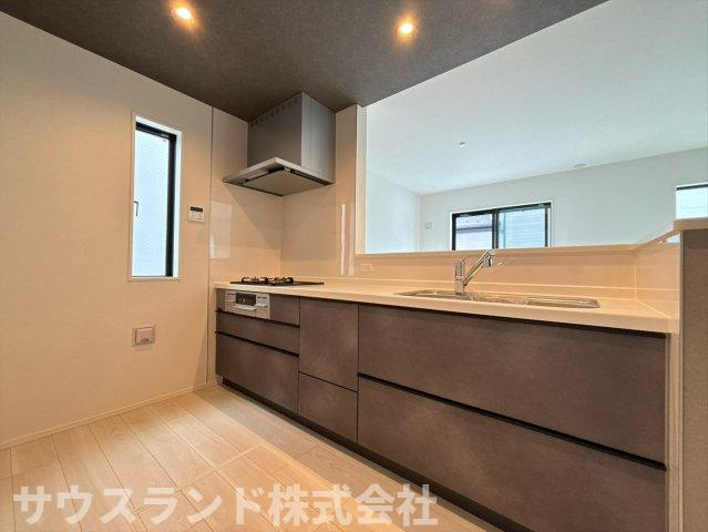 天井のアクセントクロスがお洒落なカフェ風のキッチンスペースです！背面に冷蔵庫やカップボードを置いても動線が広く、すれ違いもスムーズ。ご夫婦やお子様と一緒にお料理を楽しむのにぴったりの広さです