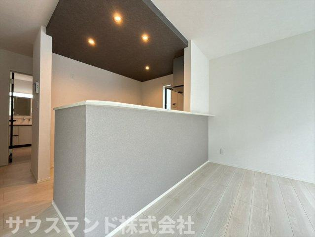 キッチンからリビング全体を見渡せる開放的な間取りです！お料理やお片付けをしながらでも、ご家族との会話が弾みます。木目調の下がり天井が空間のアクセントになり、毎日のお食事がより一層楽しくなる空間です☆