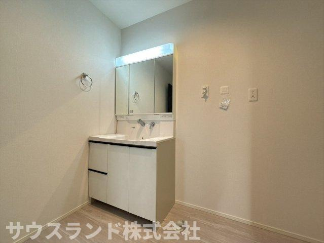 大きな三面鏡を備えた使いやすい独立洗面化粧台です！鏡の裏側はたっぷりの収納スペースになっており、洗面用具や化粧品もすっきり片付きます。洗面ボウルも広く、忙しい朝の身支度もご家族でスムーズに行えます♪