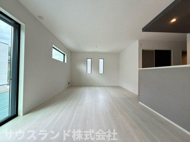 大きな窓からたっぷりと自然光が差し込む明るいリビングです！日中は照明がいらないほどの明るさで、毎日を元気いっぱいに過ごせます。ご家族の笑顔が自然と集まる、心地よい憩いの空間が広がっています♪