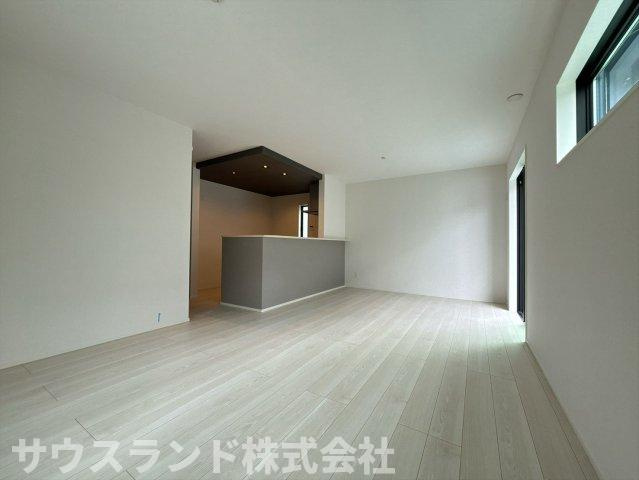 奥行きがあり広々としたリビングダイニングです！風通しも良く、爽やかな空気がお部屋全体を包み込みます。お友達を招いてお食事を楽しむのにもぴったりなゆとりがあり、毎日の生活がより一層楽しくなる空間です☆