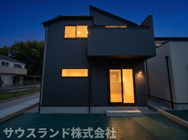 シックな黒の外壁に窓からの明かりが漏れる、デザイン性の高い夜の外観CGです！周辺の美しい街並みに調和する洗練された佇まい。お買い物帰りの荷物の運び入れもスムーズに行える、便利なカースペース付き☆