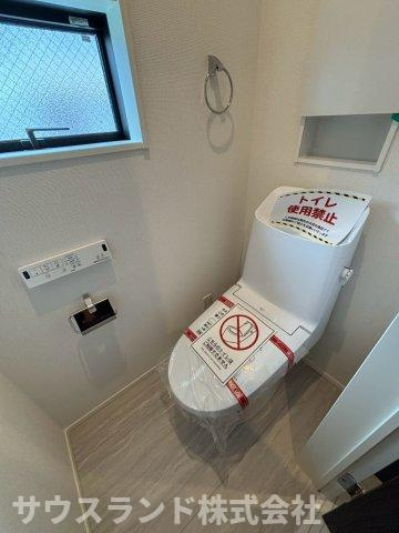 清潔感あふれるシンプルなデザインのトイレです！温水洗浄便座を備えており、一年を通して快適にお使いいただけます。換気用の小窓が付いているため、自然の光を取り入れながらいつでも爽やかな状態を保てます☆