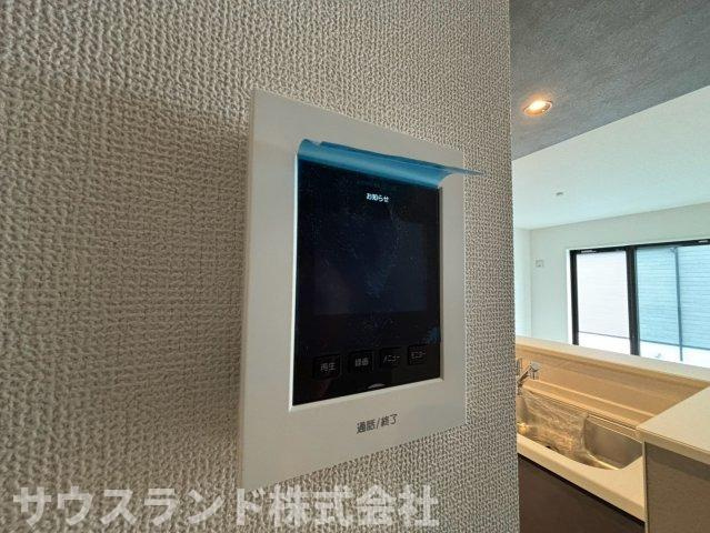 訪問者の顔をしっかりと確認できるモニター付きインターホンです！お子様のお留守番時や夜間の来客時でも、画面越しに対応ができるため防犯面も安心。毎日の安全な暮らしをしっかりとサポートしてくれる設備です♪