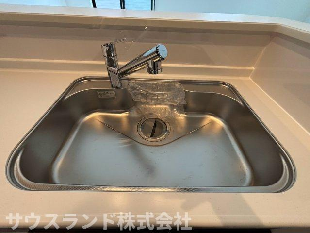 大きなフライパンや鍋も洗いやすい、ゆとりのあるワイドなシンクです！水はねの音が響きにくい仕様で、テレビの音やご家族との会話を邪魔しません。毎日のお片付けの負担を軽減してくれる嬉しいキッチン設備です☆