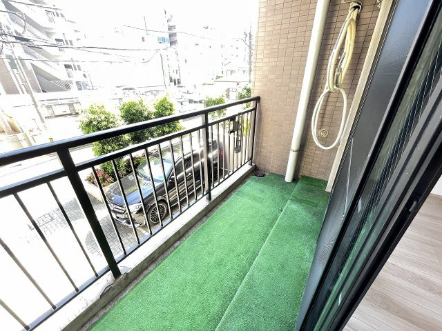 前面が駐車場になっており、陽当たり良好です