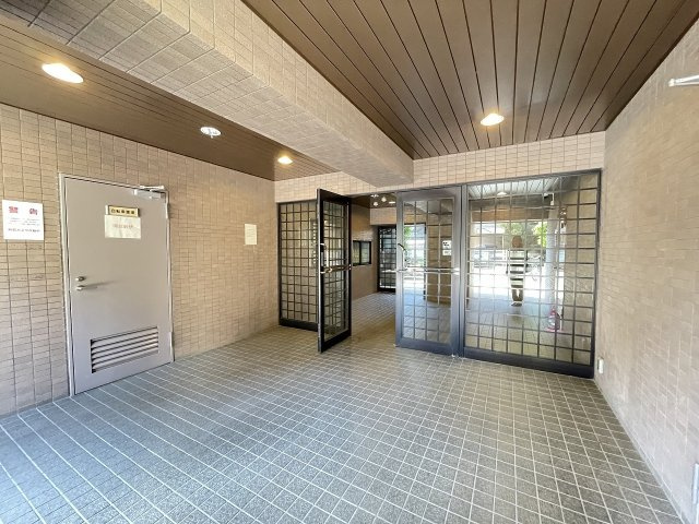 明るく広々としたエントランスが迎えてくれます。