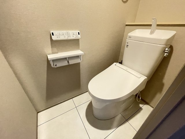 温水洗浄便座付きの清潔感あるトイレは、落ち着いた空間に。