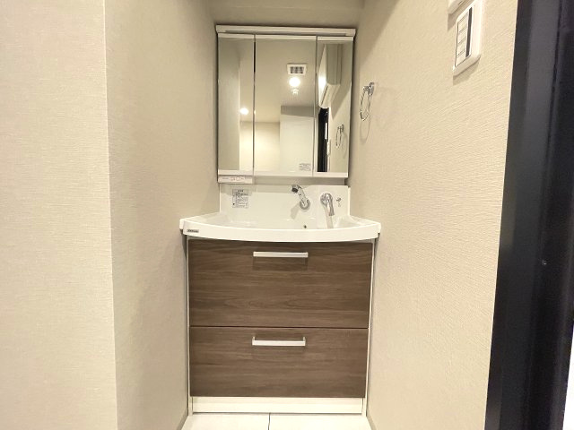 三面鏡付きの洗面台で朝の身支度もバッチリです。