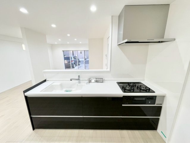 家族の会話が弾む開放的なカウンターキッチンです♪