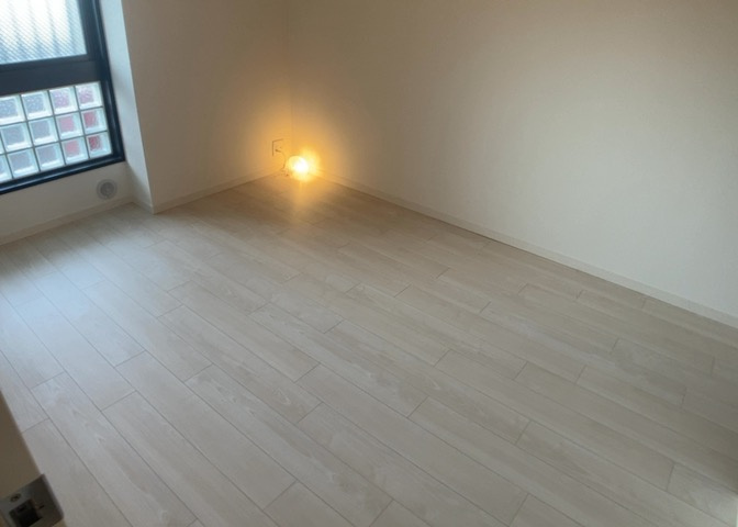 洋室のメリットは重い家具が置きやすく、身の回りが整理しやすいことです。　床がフローリングのため畳とは異なり凹みにくいです。　クローゼットなど収納が豊富で、普段使わない旅行カバンや服の整頓も簡単にです。