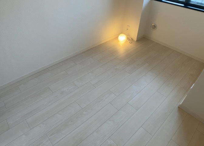 寝室でゆっくりと過ごすためにはベッド周りの適度な空間を担保することや窓の位置、照明の明るさ、寝室の広さなどを考える必要があります。自身や家族の構成とライフスタイルに併せて寝室にする部屋を選びましょう！