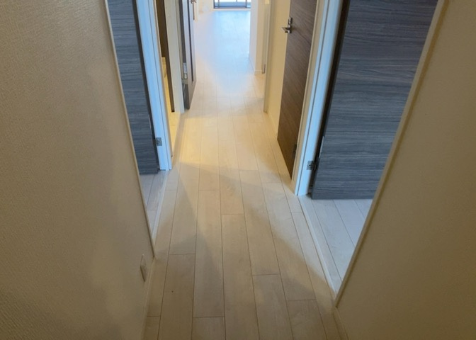 内装はとにかくおしゃれなものがいい！と選ぶ前に、まず住んだ後のことを想像してみましょう。住んでみたらコンセントの位置が悪くて使いにくいなど出てきます。事前にどの家電をどこに置くか想定しておきましょう。